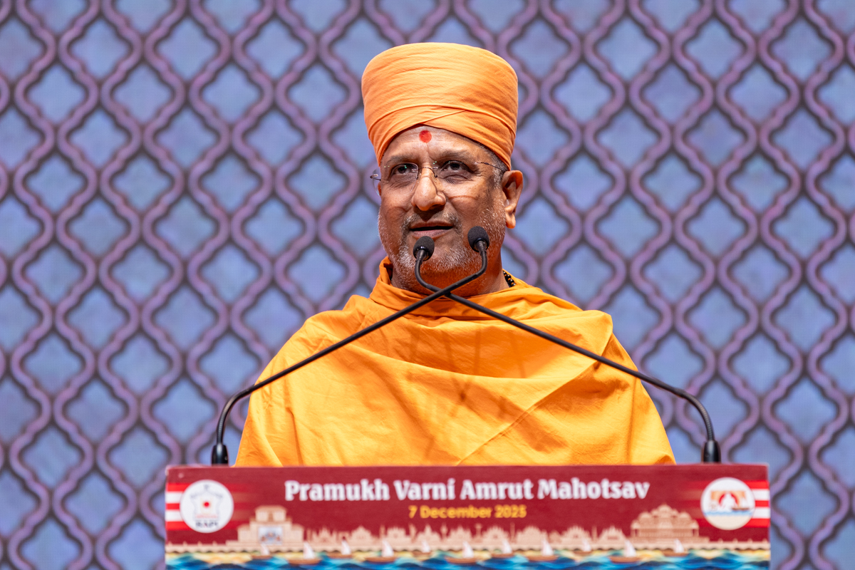 Aksharvatsal Swami addresses the assembly