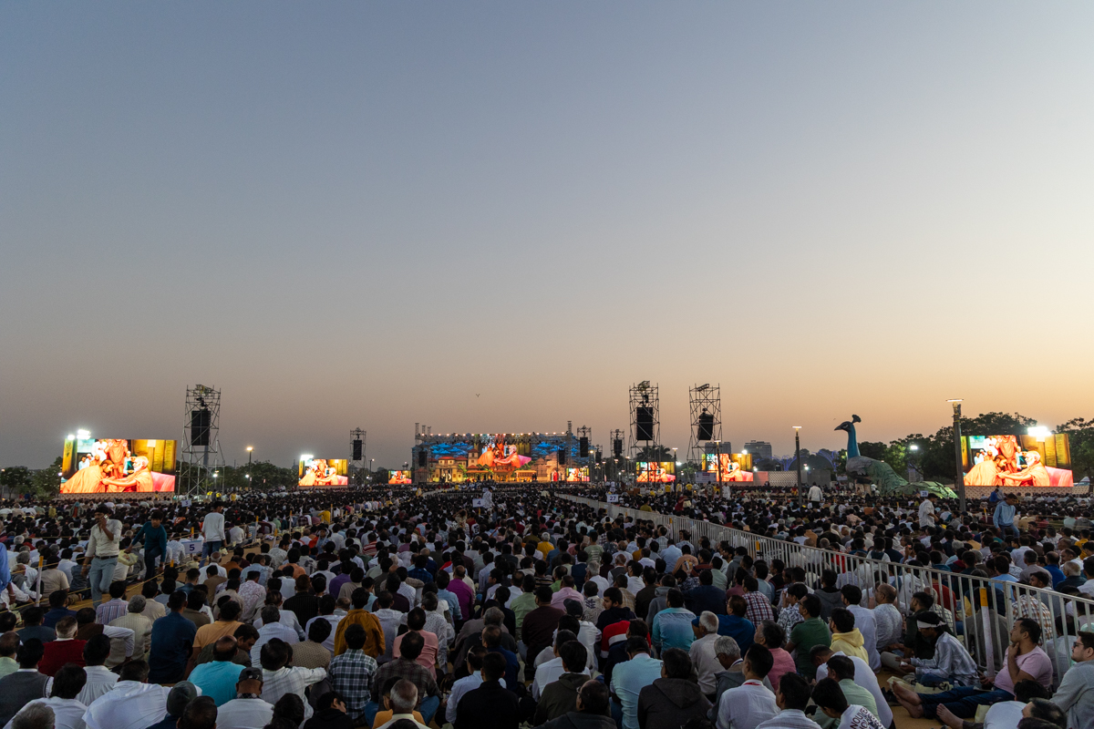 Devotees during the assembly