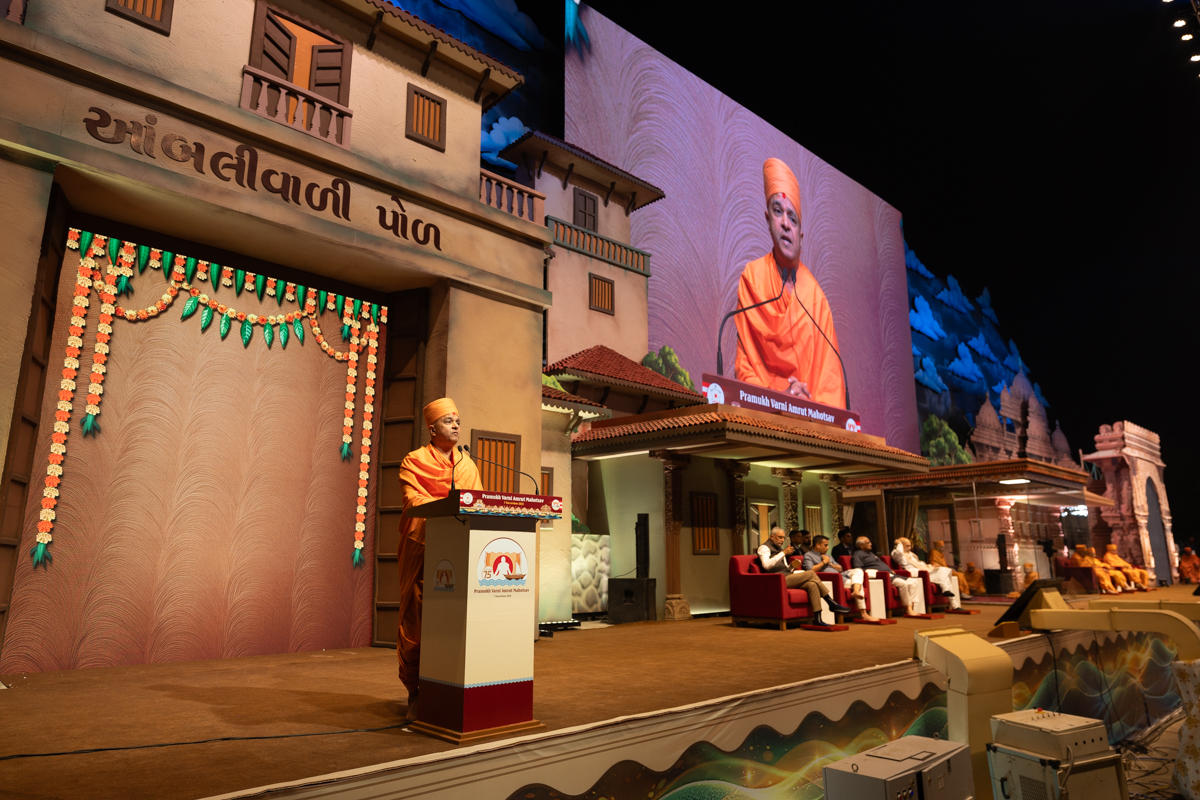 Brahmavihari Swami addresses the assembly