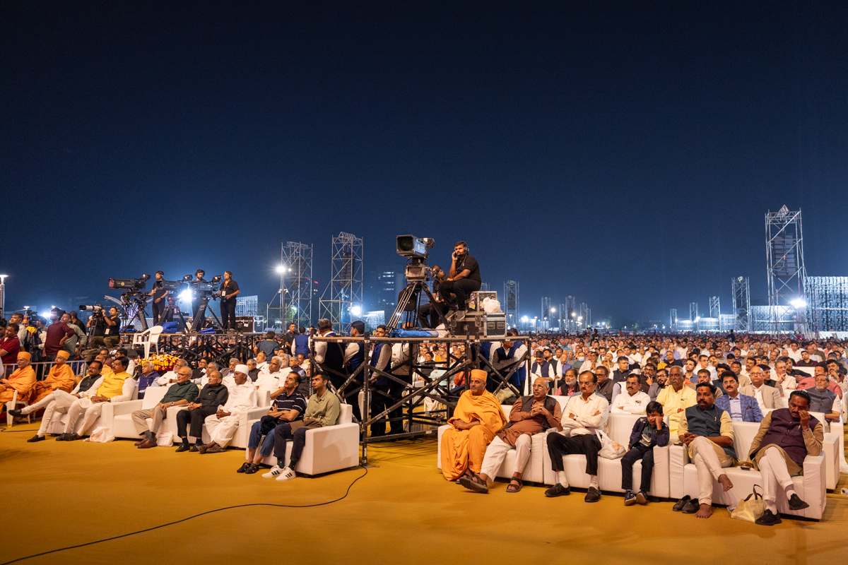 Swamis, dignitaries and devotees during the assembly