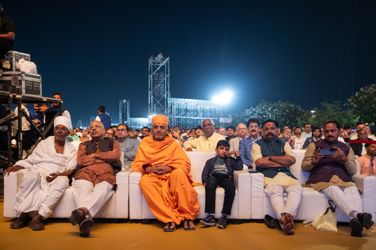 Dignitaries and devotees during the assembly