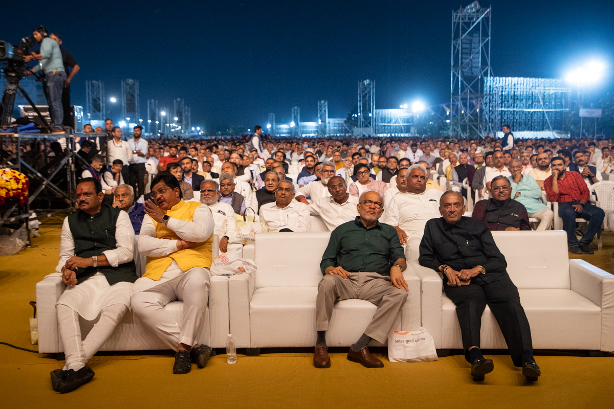 Dignitaries and devotees during the assembly
