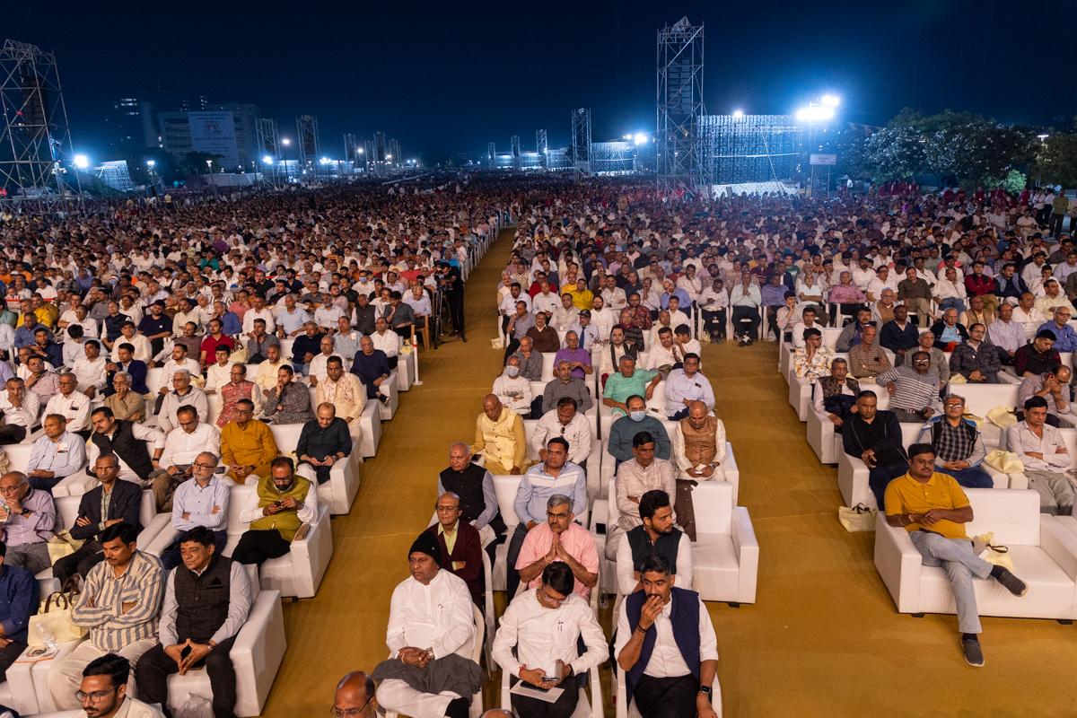 Dignitaries and devotees during the assembly