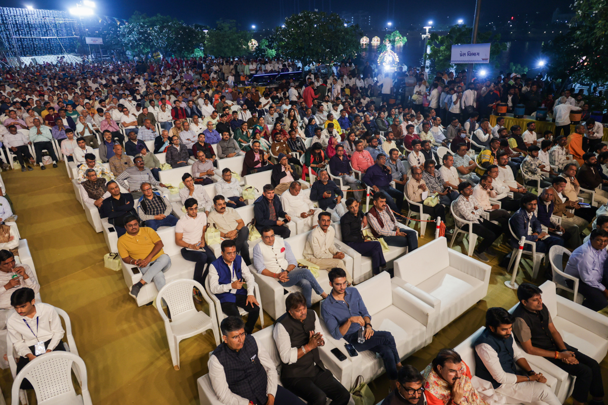 Dignitaries and devotees during the assembly