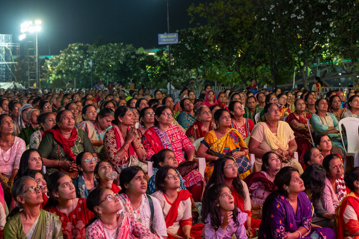 Devotees during the assembly