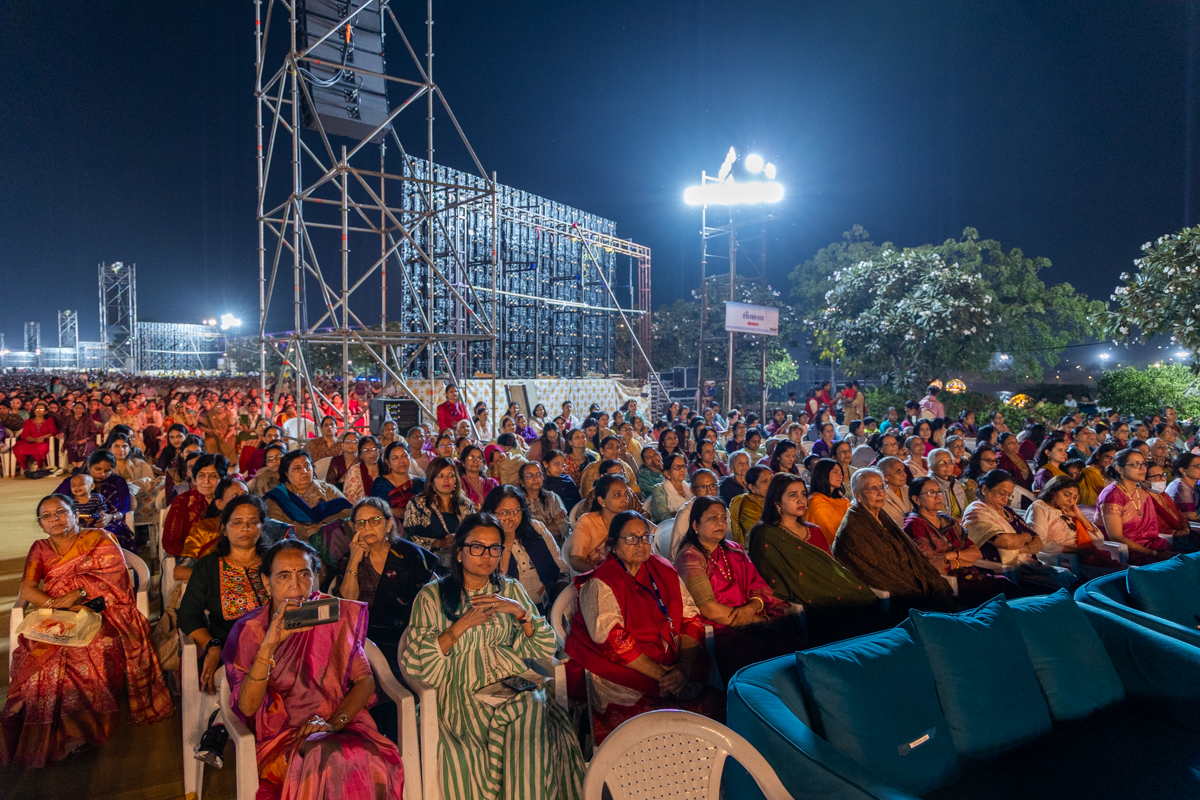 Devotees during the assembly