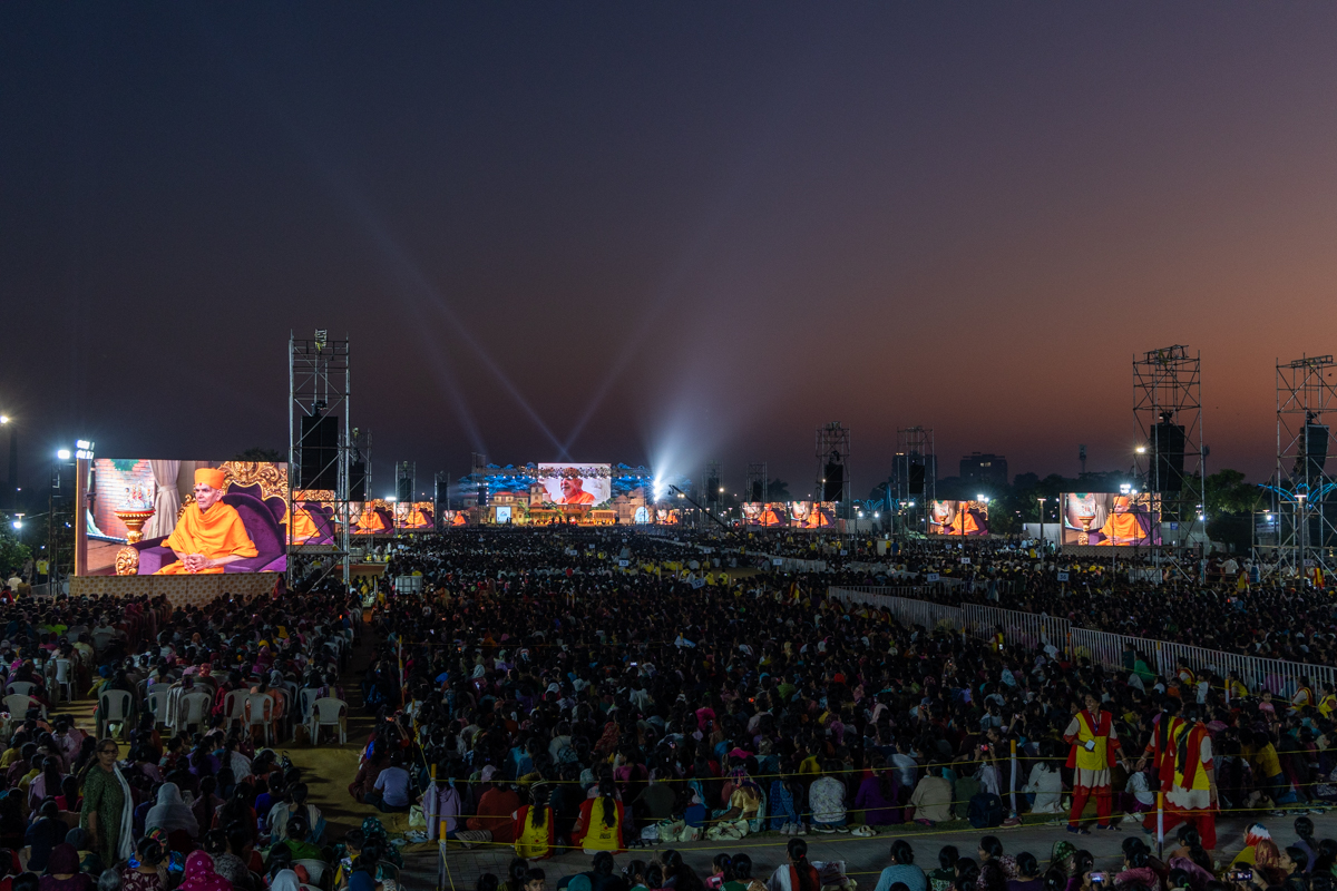 Devotees during the assembly