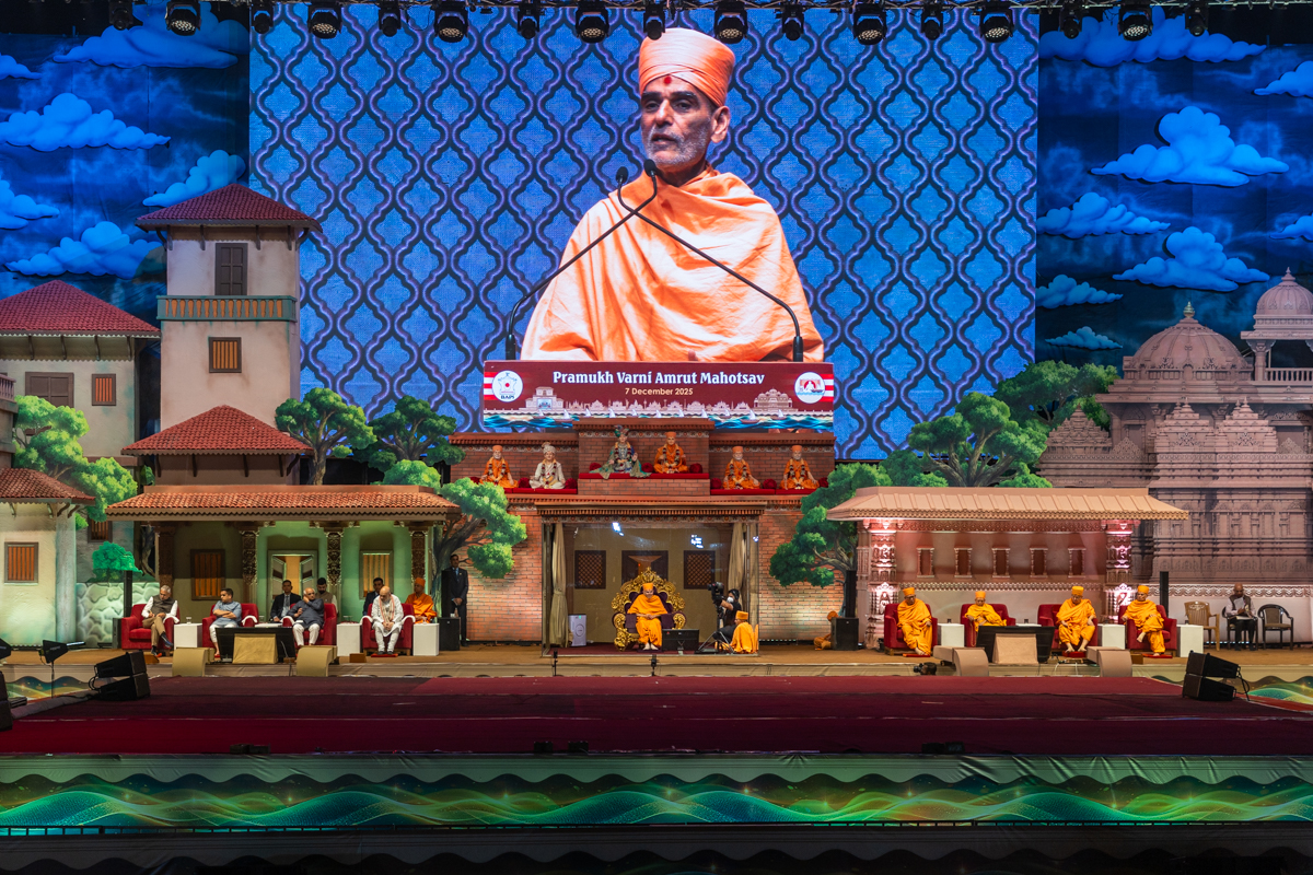 Swamishri, dignitaries and senior swamis on the stage