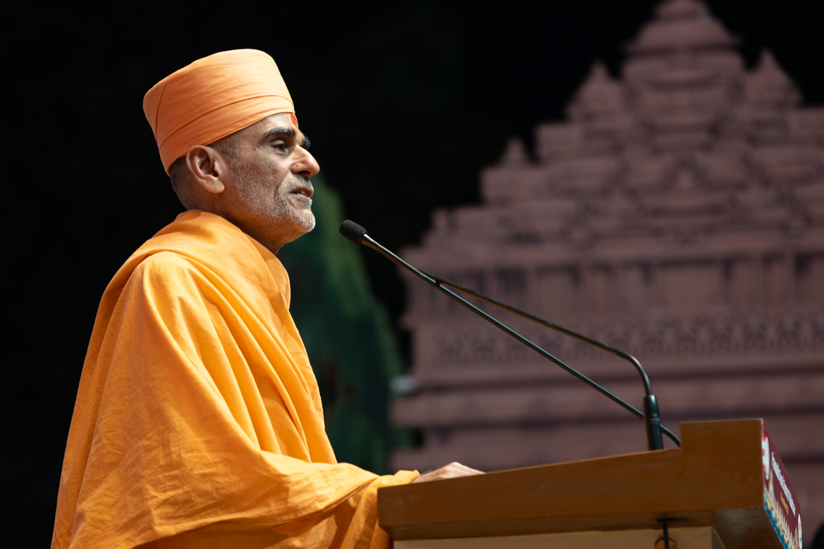 Anandswarup Swami addresses the assembly