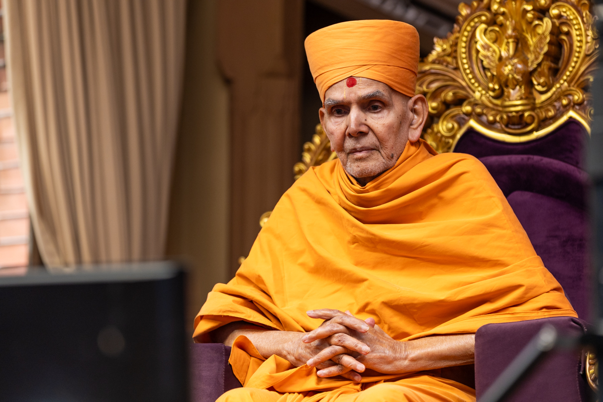 Swamishri listens to Anandswarup Swami