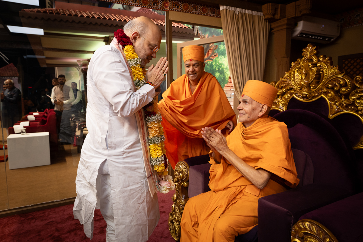 Swamishri honors Shri Amitbhai Shah with a garland