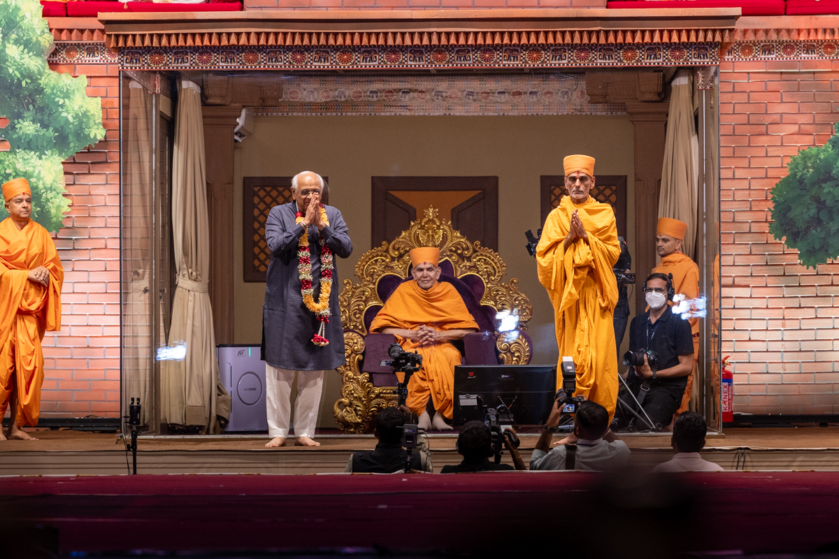 Anandswarup Swami honors Shri Bhupendrabhai Patel on behalf of Swamishri