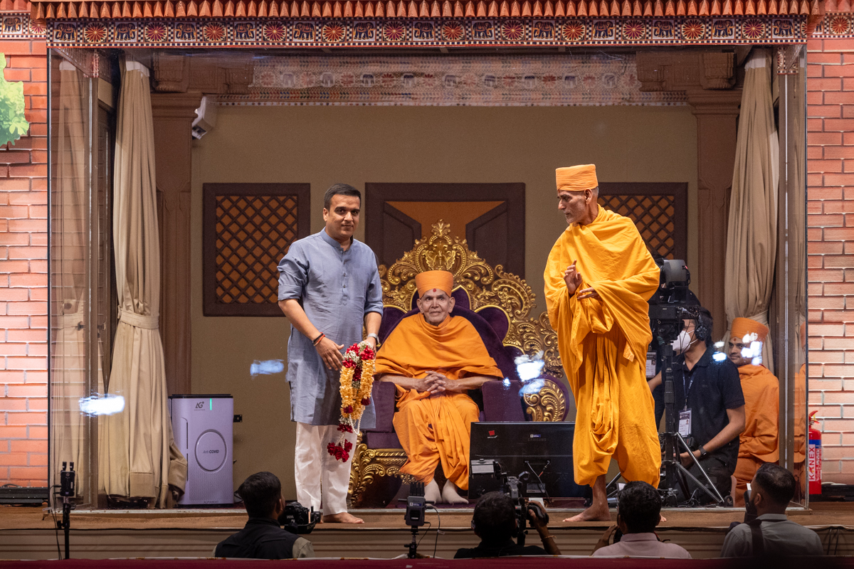 Anandswarup Swami honors Shri Harsh Sanghavi on behalf of Swamishri