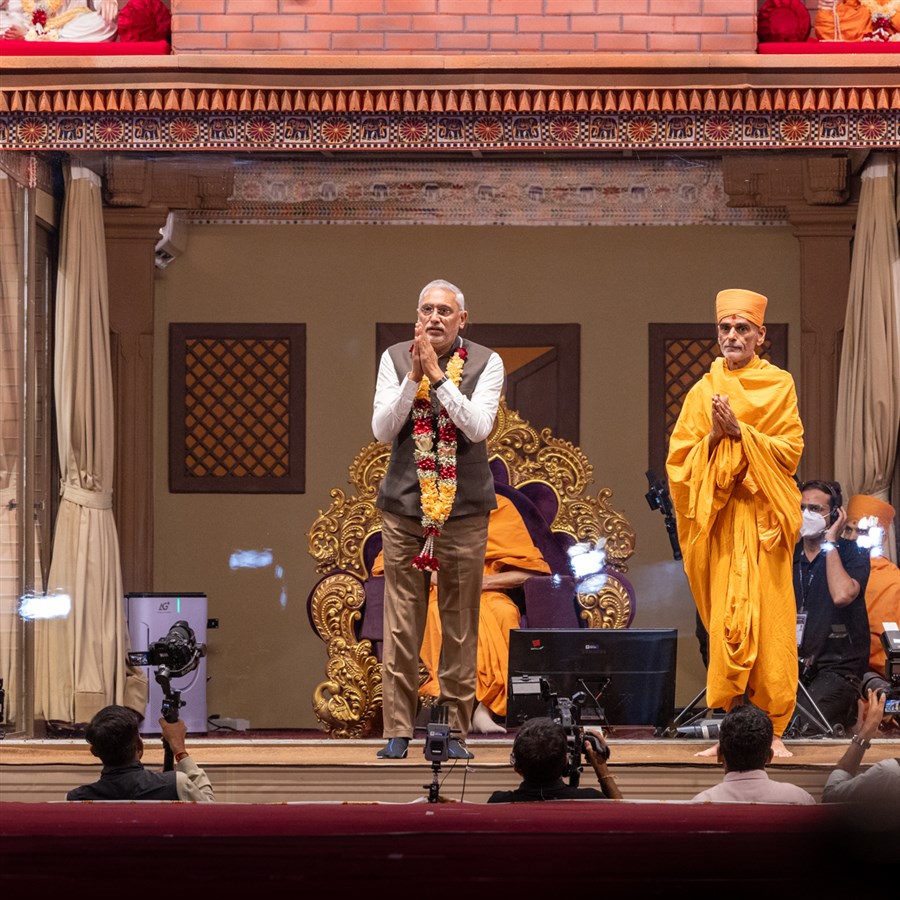 Anandswarup Swami honors Shri Jagdish Vishwakarma on behalf of Swamishri