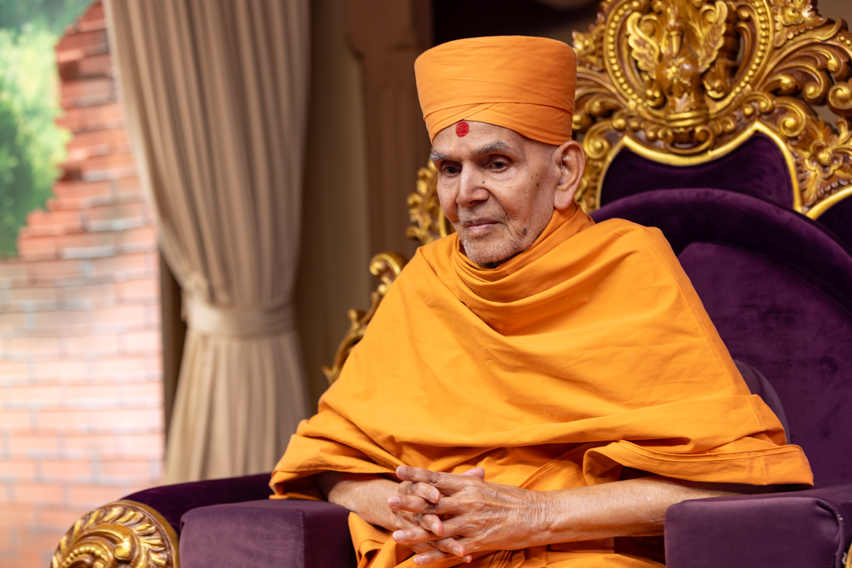 Swamishri listens to Shri Amitbhai Shah