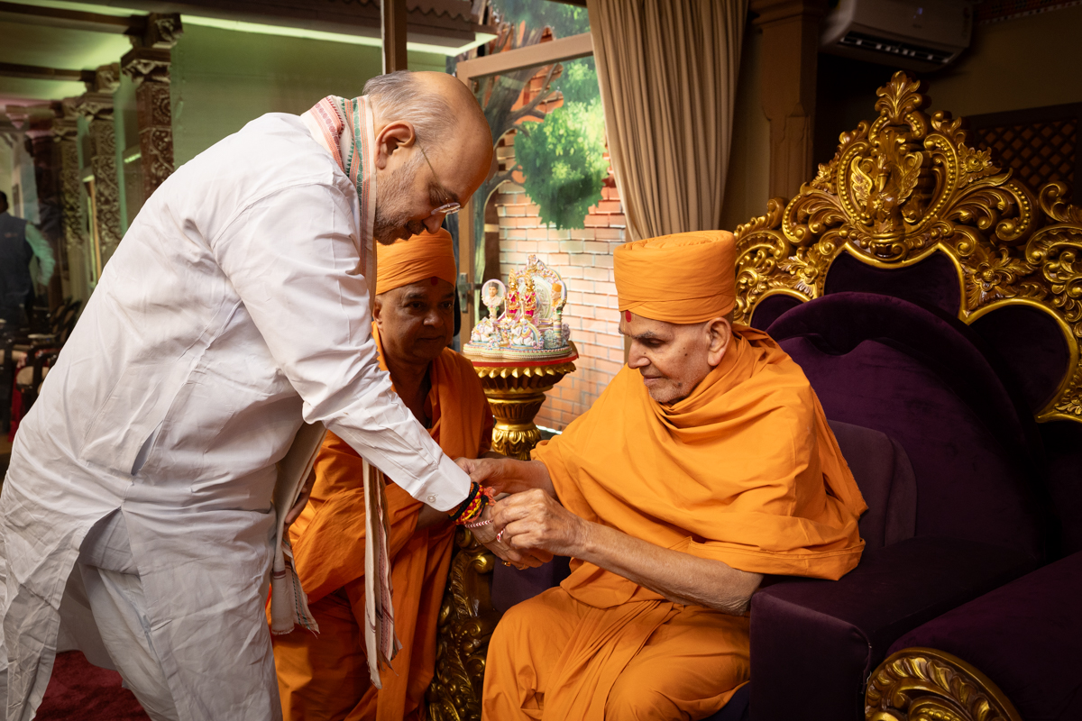 Swamishri ties a nadachhadi to Shri Amitbhai Shah