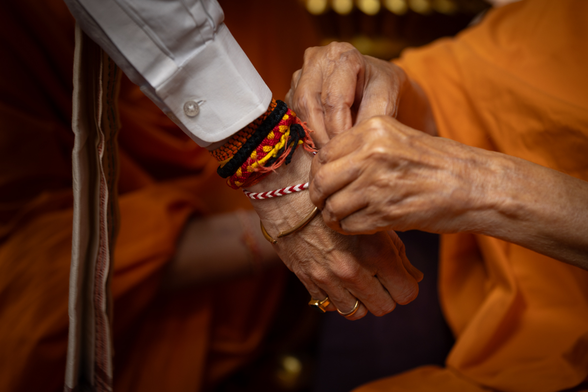 Swamishri ties a nadachhadi to Shri Amitbhai Shah