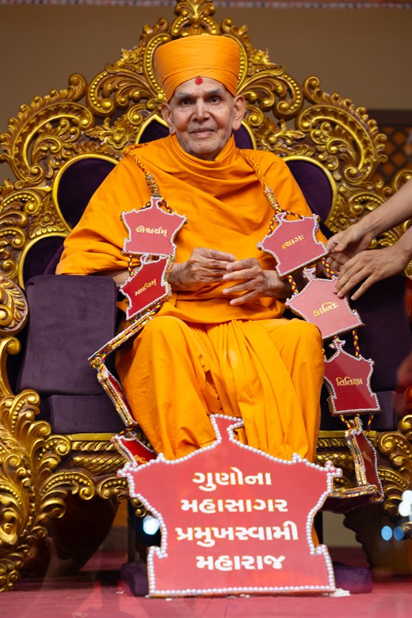 Swamishri honored with a garland