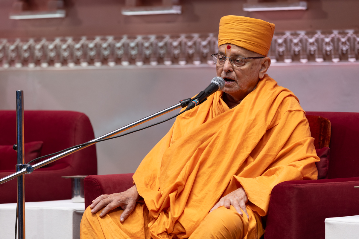 Pujya Ishwarcharan Swami addresses the assembly