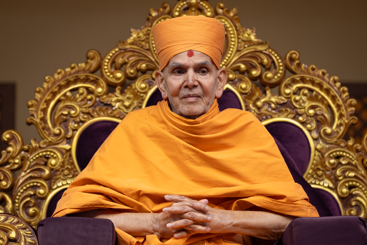 Swamishri listens to Pujya Ishwarcharan Swami