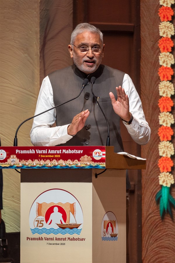 Shri Jagdish Vishwakarma addresses the assembly