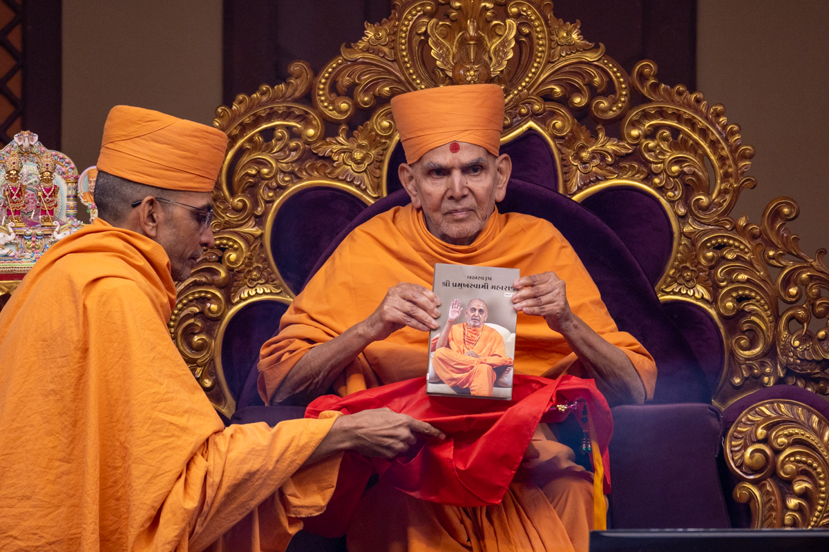 Swamishri inaugurates a new Gujarati print publication, 'Brahmaswarup Shri Pramukh Swami Maharaj, Part 11'