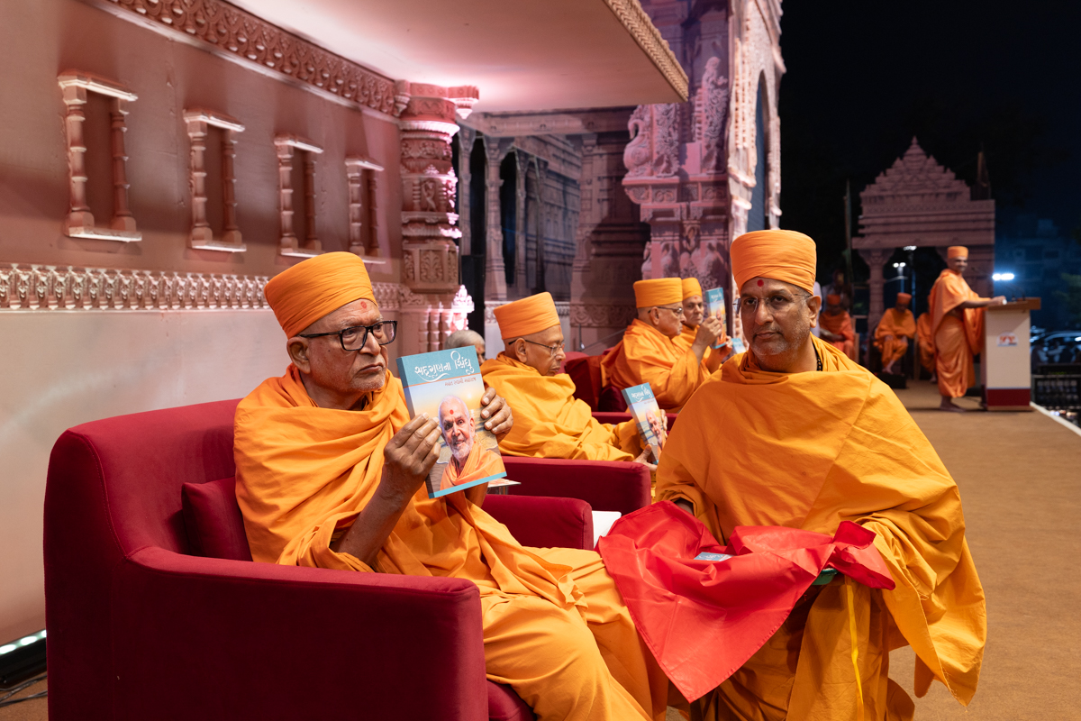 Senior swamis inaugurate a new Gujarati print publication, 'Sadgunna Sindhu Mahant Swami Maharaj'