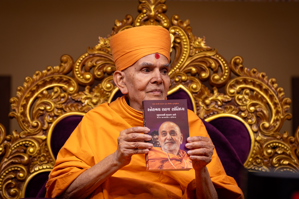 Swamishri inaugurates a new Gujarati print publication, 'Snehmay Sahaj Sannidhya'