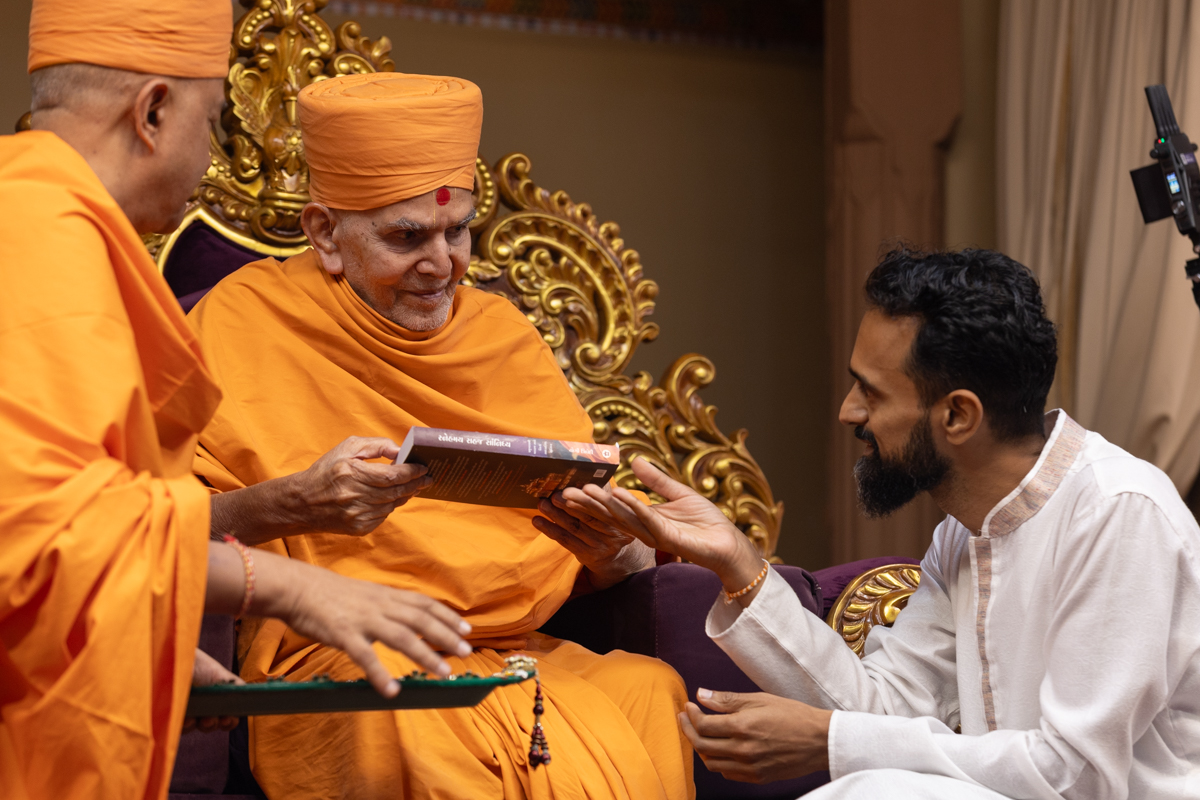 Swamishri blesses Shri Yogi Trivedi