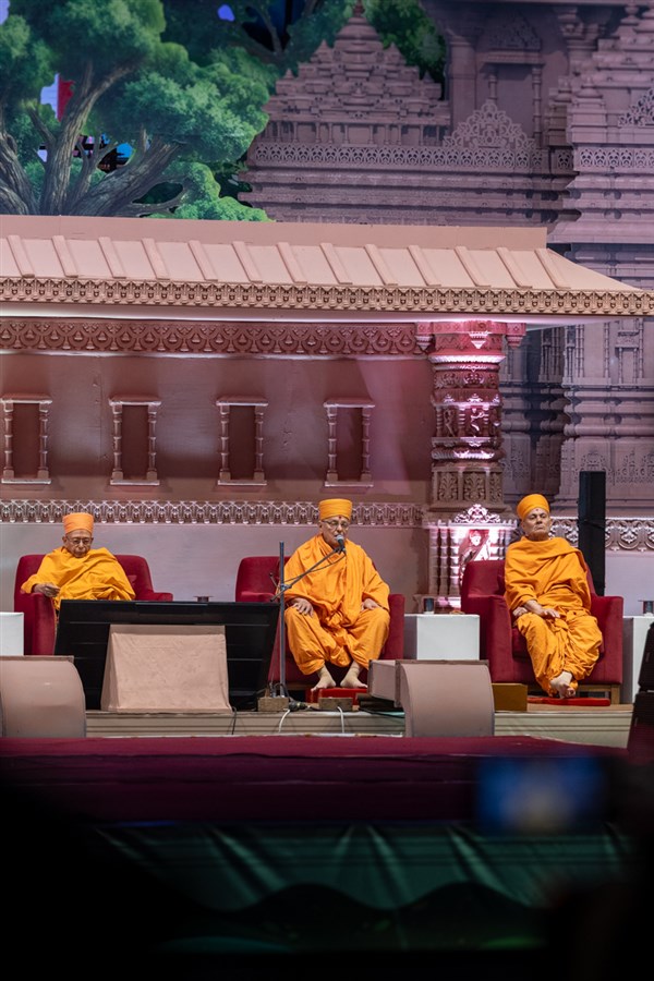 Pujya Ishwarcharan Swami addresses the assembly