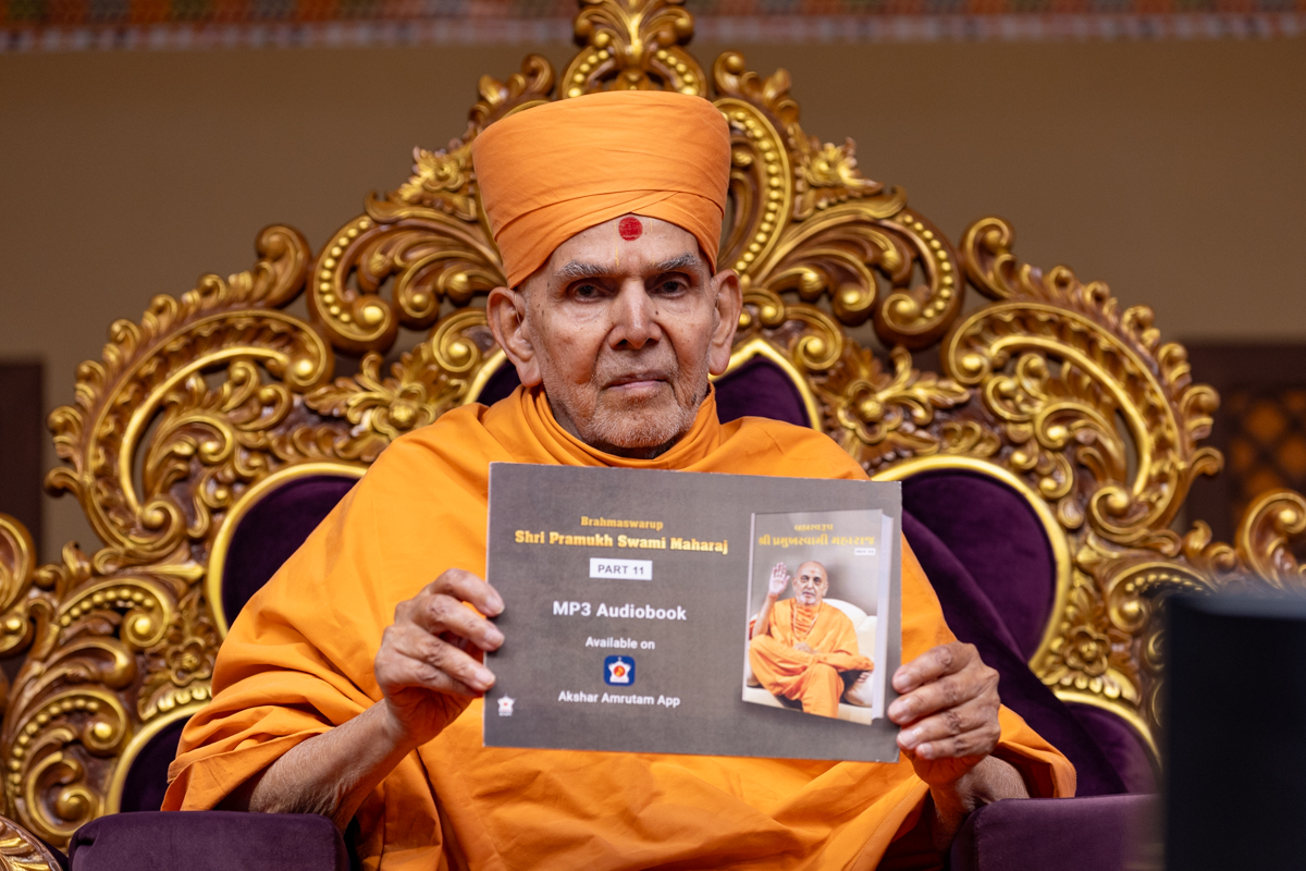 Swamishri inaugurates an audio publication, 'Brahmaswarup Shri Pramukh Swami Maharaj, Part 11'