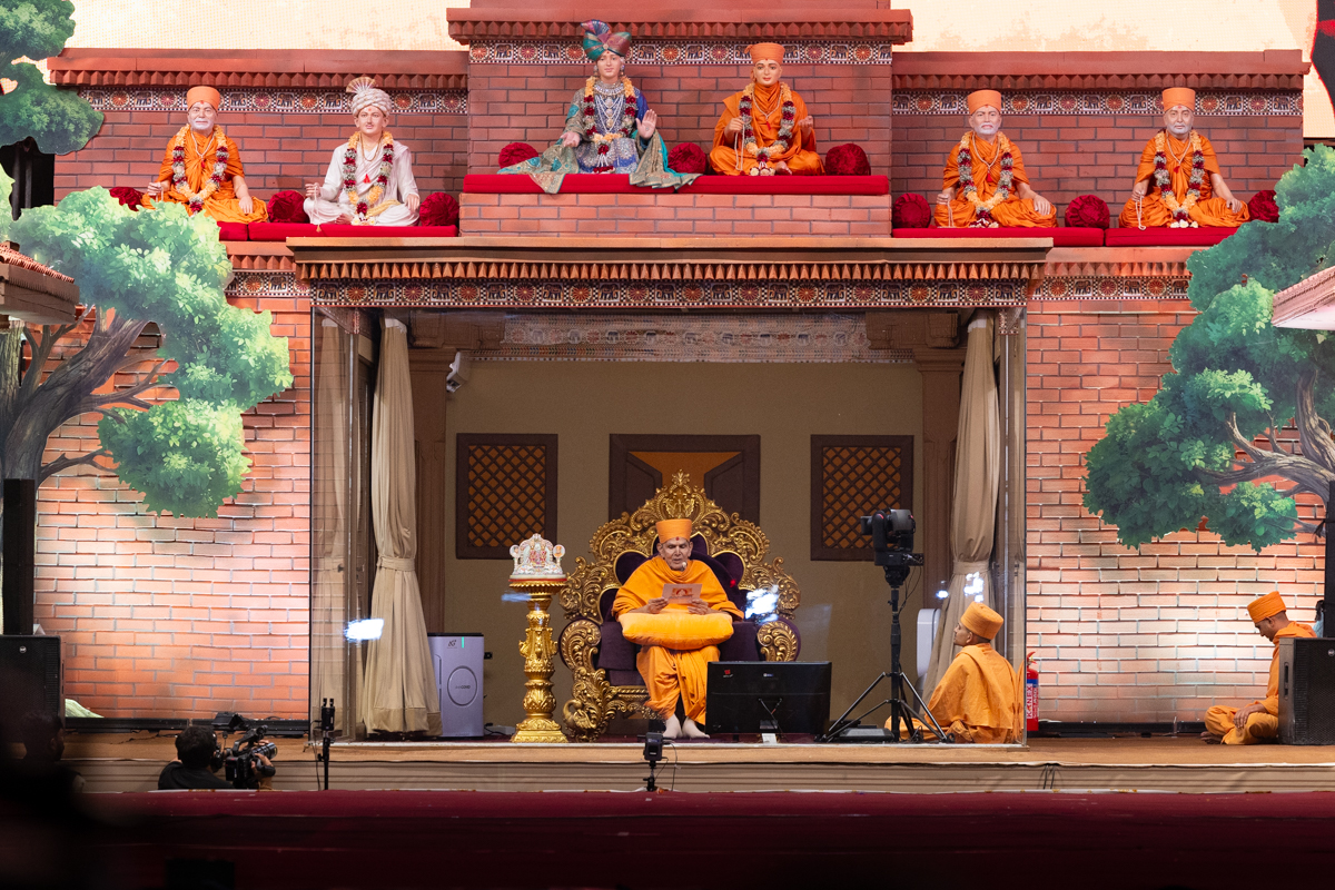 Swamishri blesses the assembly