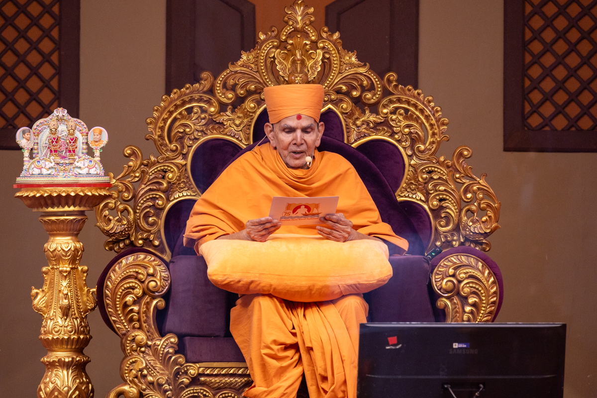 Swamishri blesses the assembly