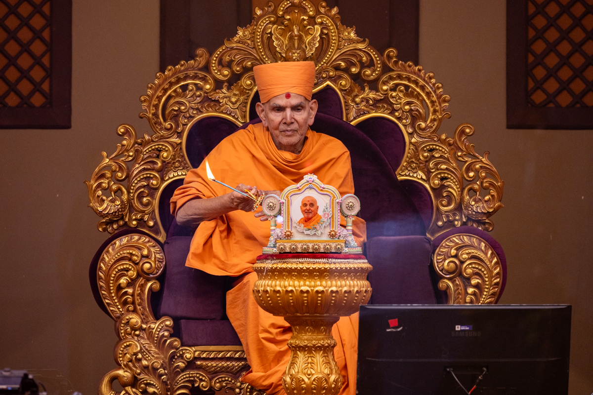 Swamishri performs the arti