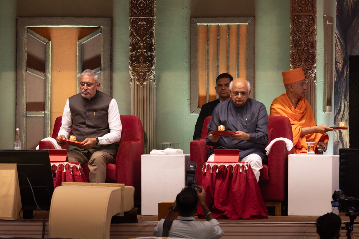 Shri Bhupendrabhai Patel and Shri Jagdish Vishwakarma perform the arti