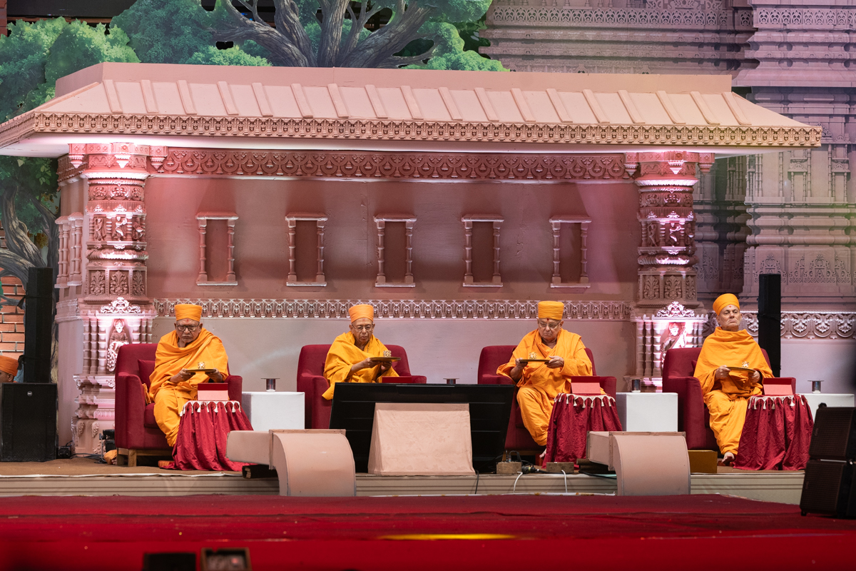 Senior swamis perform the arti