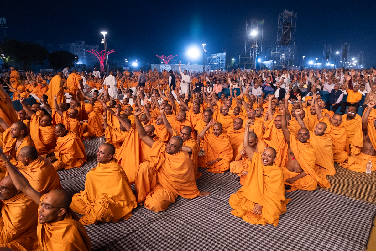 Swamis and devotees hail 'Pramukh Varni Amrut Mahotsav ni jai'