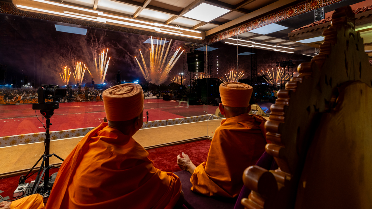 Swamishri watches the fireworks