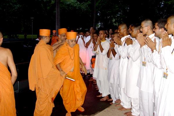 Swamishri arrives at IRMA, the shibir venue