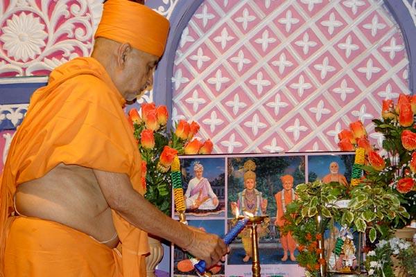 Swamishri inaugurates the shibir by lighting the divo