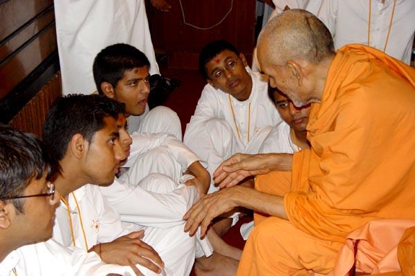 Kishores engrossed in discussion with Pujya Mahant Swami