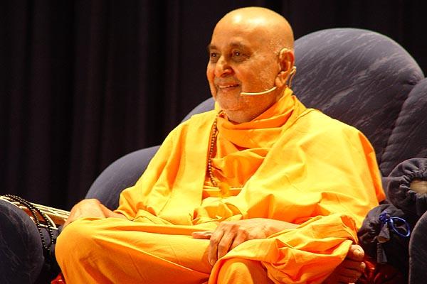 Swamishri blesses the assembly reinforcing the need for preserving satsang values