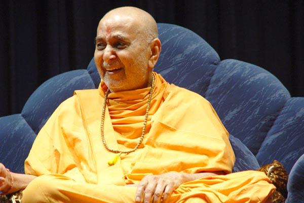 Swamishri laughs during the tug-of-war