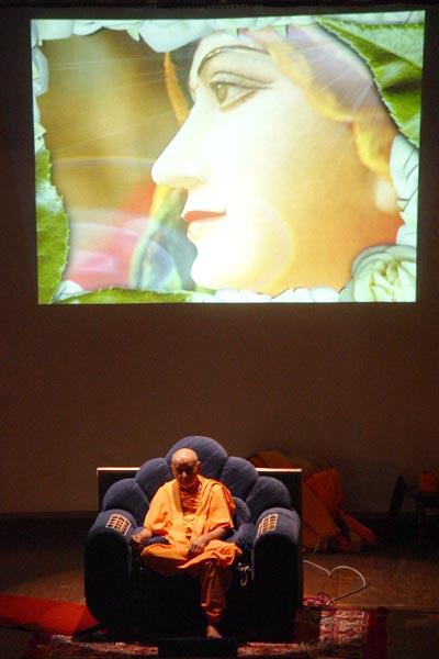 Swamishri views an audio-visual presentation
