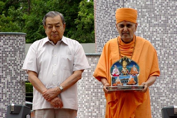 Dr. Kurien with Swamishri and Shri Harikrishna Maharaj in front of the musical pillar