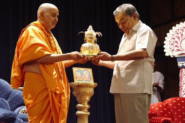 Swamishri presents a memento to Dr. Kurien in appreciation of his generous support