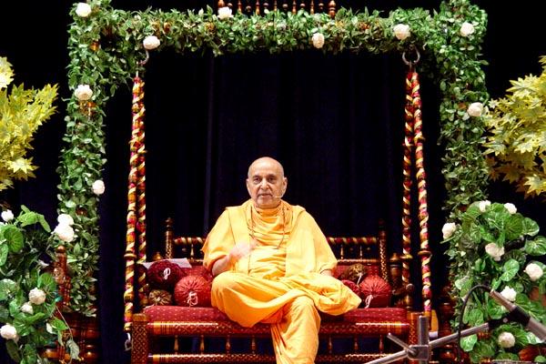 Swamishri sings two bhajans and blesses the audience