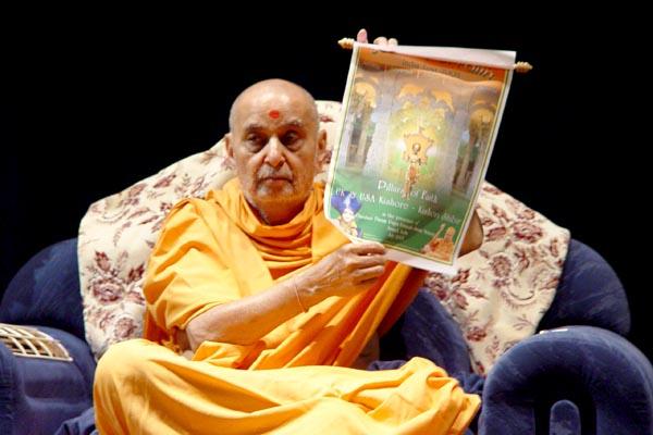 Swamishri displays one of the mementos to be given to the shibir participants
