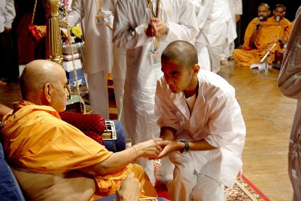 Swamishri blesses and presents a memento to all the kishores