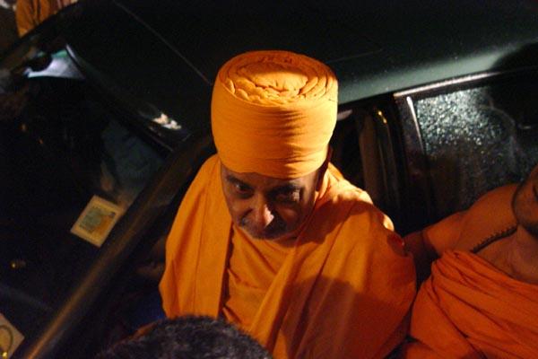 Swamishri departs from the shibir